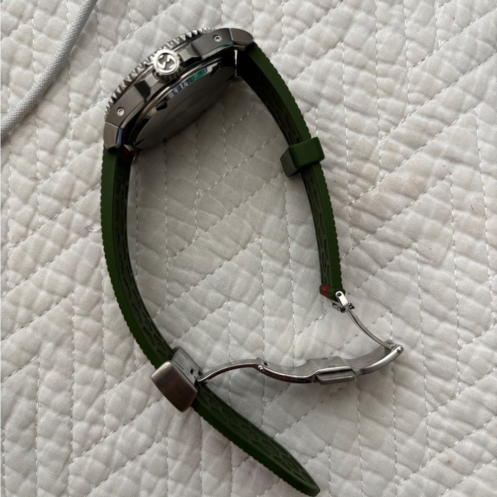 Gucci Dive Watch with Black Dial and Green-Red Strap - Picture 5 of 10